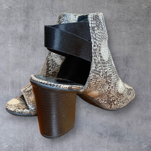 Kenneth Cole Reaction neutral snakeskin Fridah Fly Peep Toe Booties size-6.5 - Picture 8 of 10